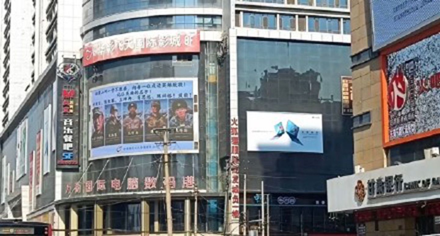 商场广告牌换上戍边解放军照片。（微博@-四分三十三秒-）