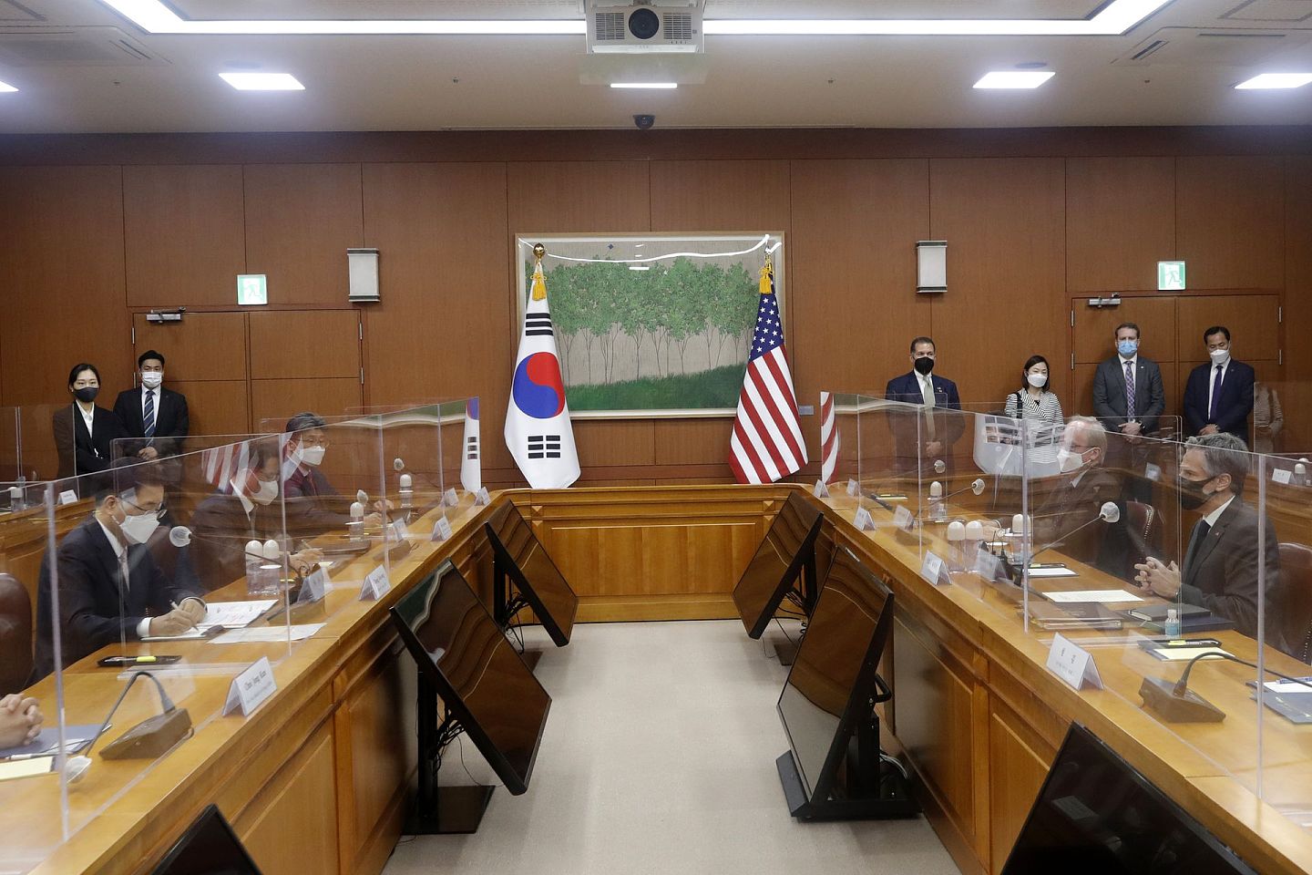 2021年3月17日，美国国务卿布林肯和韩国外交部长郑义溶在首尔的韩国外交部出席会议。（AP）