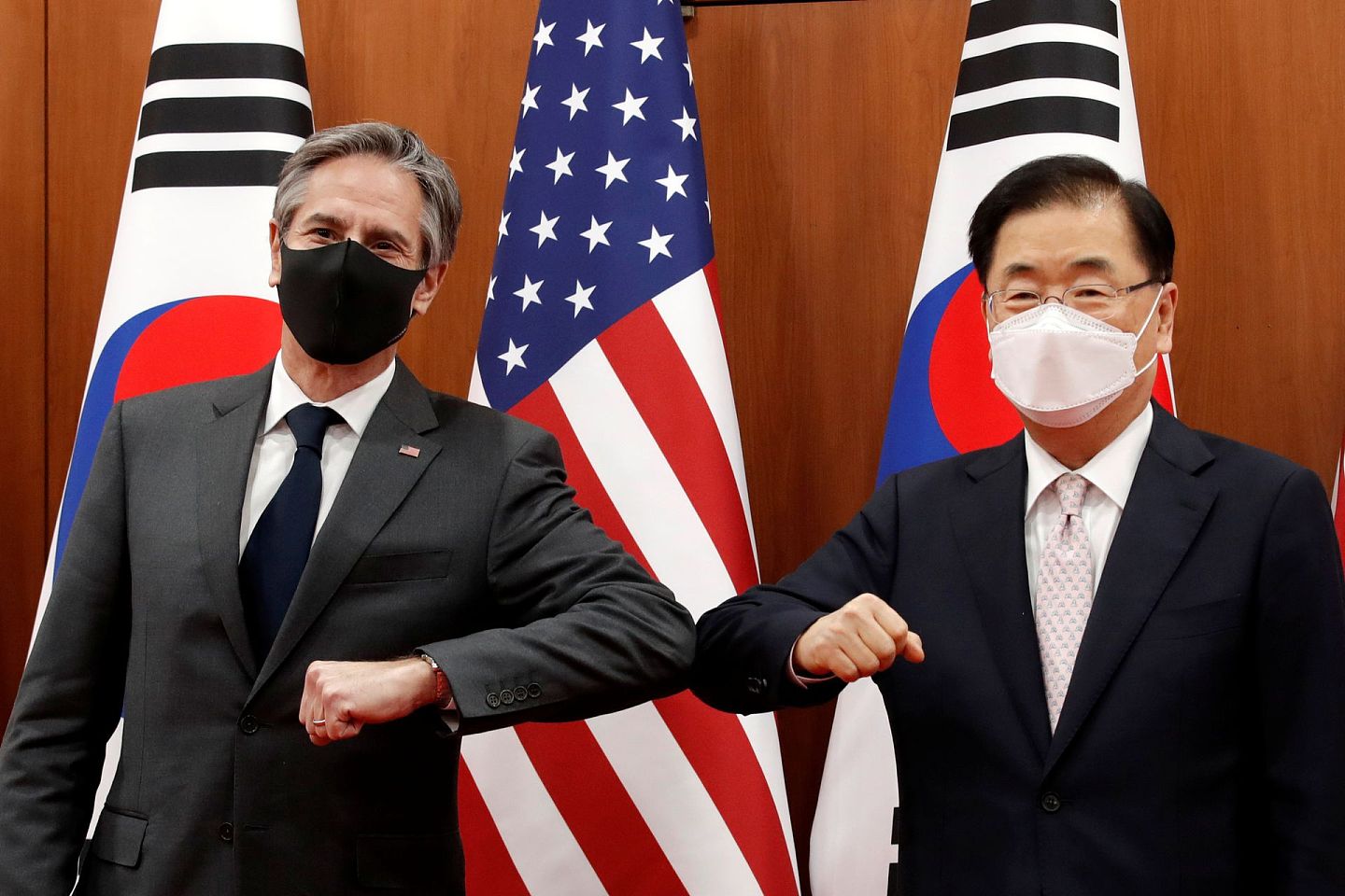 3月17日，美国国务卿布林肯与韩国外长郑义溶在首尔的韩国外交部举行会谈前合照。（Reuters）