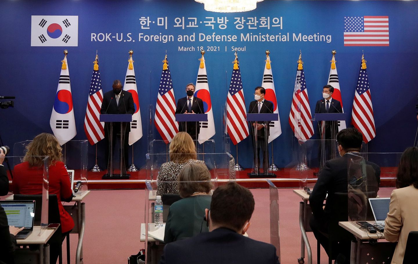 2021年3月18日，韩国外交部长郑义溶（右二）和韩国国防部长徐旭（右一）同正在韩国访问的美国国务卿布林肯（左二）及美国国防部长奥斯汀（Lloyd Austin，左一）举行韩美“2+2”会谈，就韩美同盟、朝核问题、应对共同威胁等双边及国际议题交换意见。（Reuters）