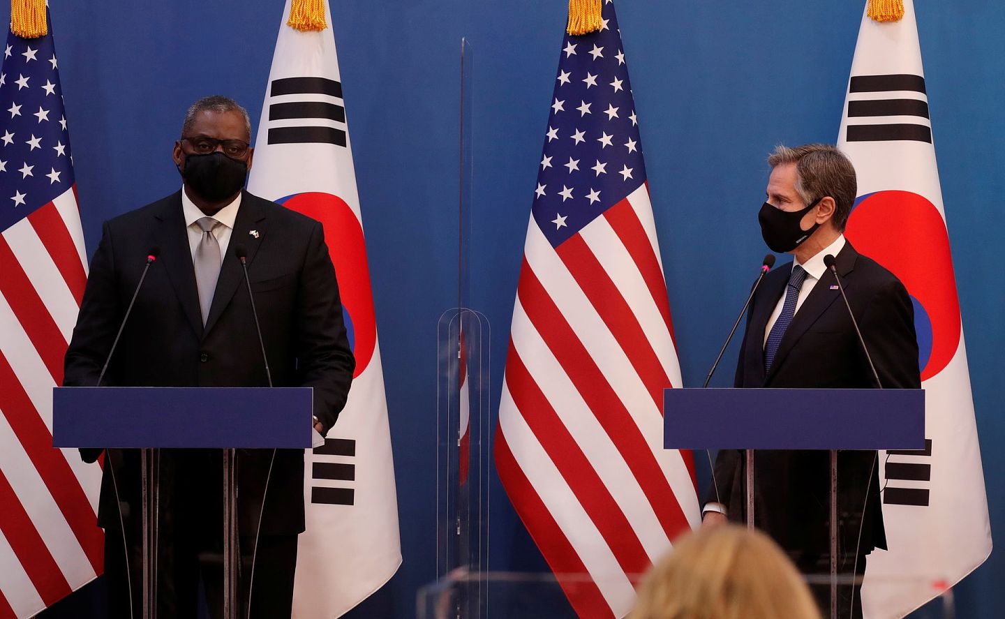 2021年3月18日，美国国防部长奥斯汀与美国国务卿布林肯在美韩“2+2”会议结束后举行联合新闻发布会。（Reuters）