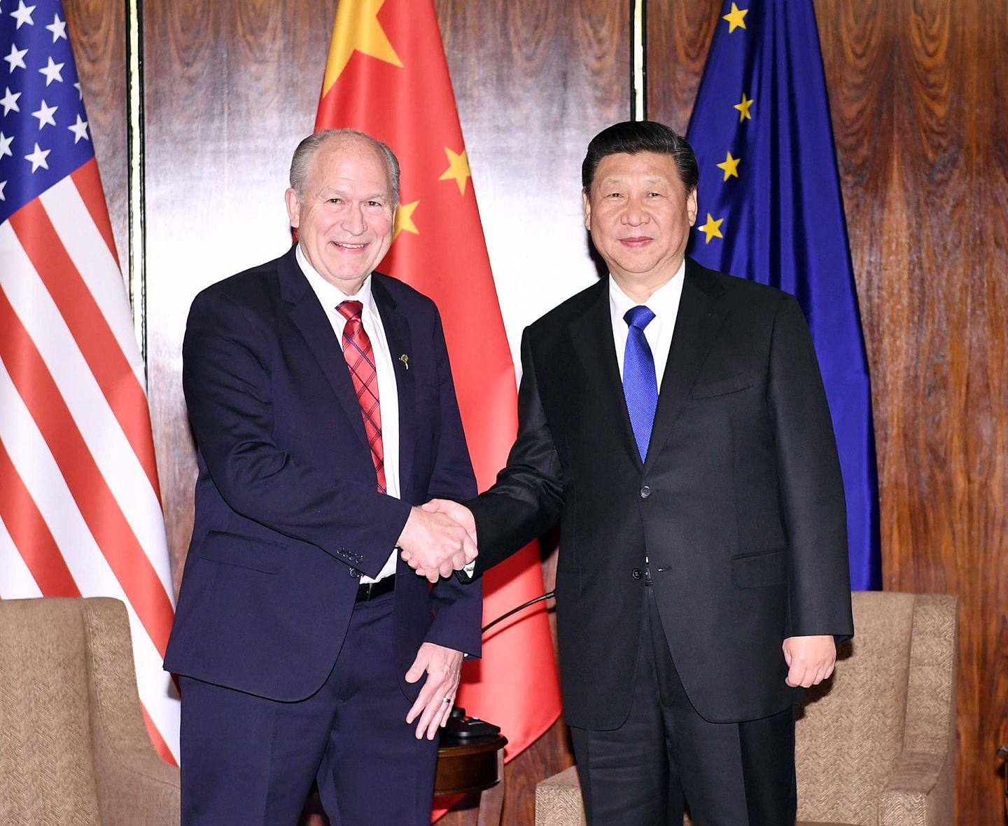 2017年4月7日，中国国家主席习近平（右）在中美元首会晤后，返回中国途中在安克雷奇作技术经停，会见时任阿拉斯加州州长沃克。（新华社）