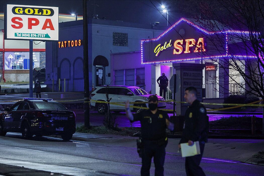 周二，发生致命枪击事件后，亚特兰大市警察在黄金水疗馆外巡逻。
