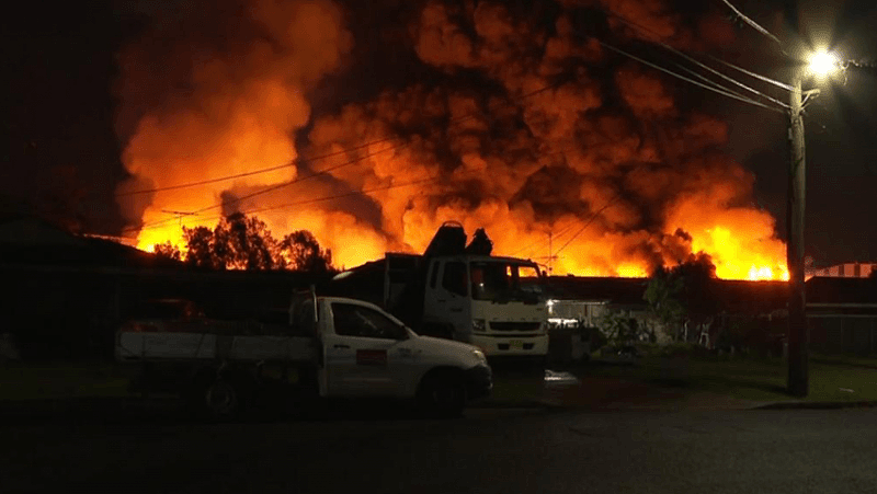西悉尼工厂突发火灾，目击者称发生爆炸！多条街道关闭，沿路交通受阻（视频/组图） - 4
