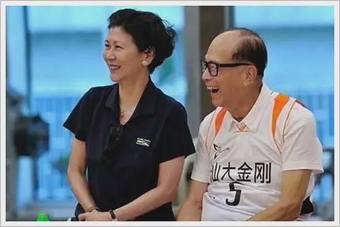 92岁李嘉诚去年发了一笔横财！多亏了背后的“红颜知己”，她是帮李嘉诚夺回香港首富的女强人（组图） - 5