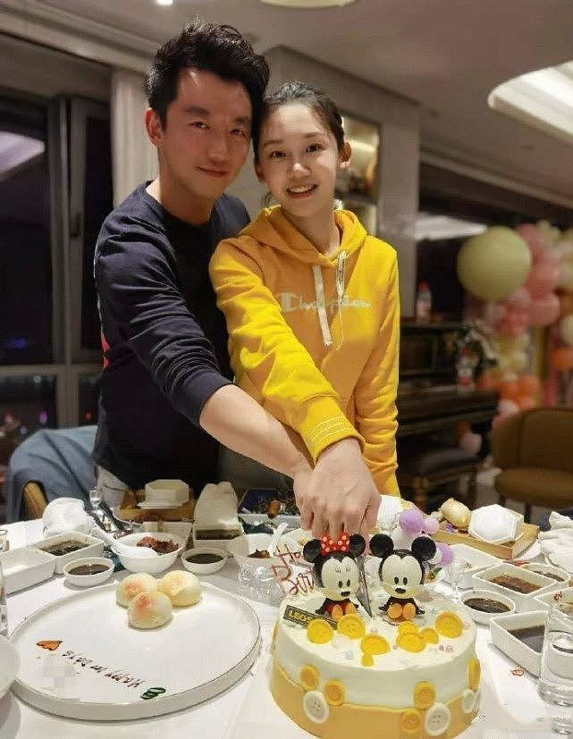 郑恺老婆秀婚戒甜蜜放闪，美颜过度眉毛跑手上，在线求修图太可爱