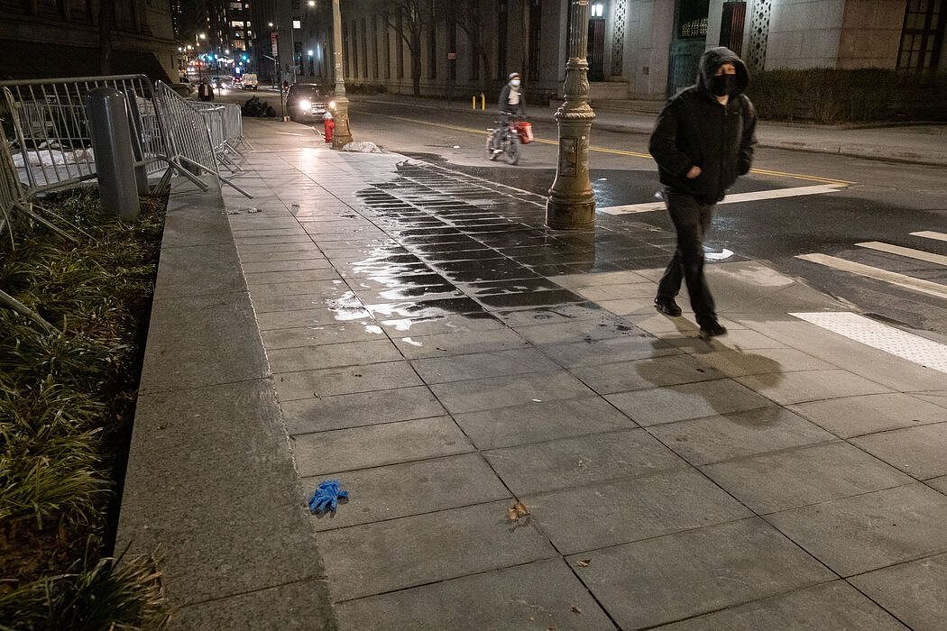 上个月在曼哈顿唐人街，一只手术手套被扔在一名中国男子被刺伤的地方附近。