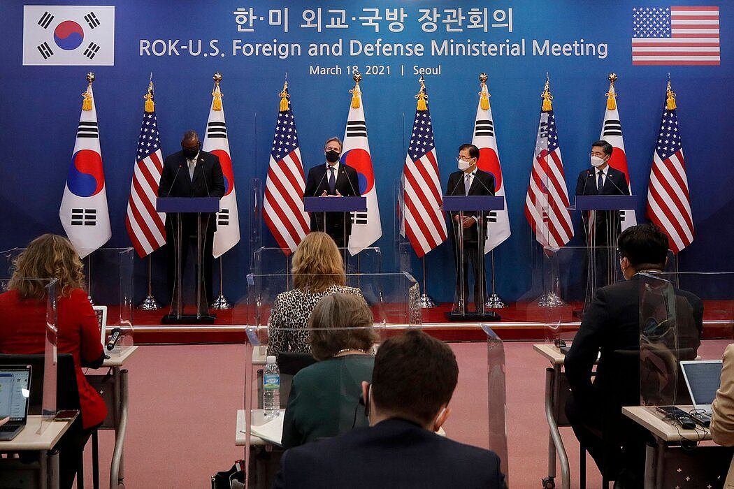（左起）美国国防部长劳埃德·J·奥斯汀三世和国务卿安东尼·J·布林肯与韩国外交部长官郑义溶和国防部长官徐旭周四在首尔。