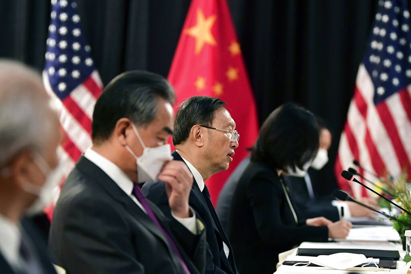 中美2+2：图为中国国务委员兼外交部长王毅（左二）及中央外事工作委员会办公室主任杨洁篪（左三）3月18日出席会议，与美国高级外交官员会面。 （AP）