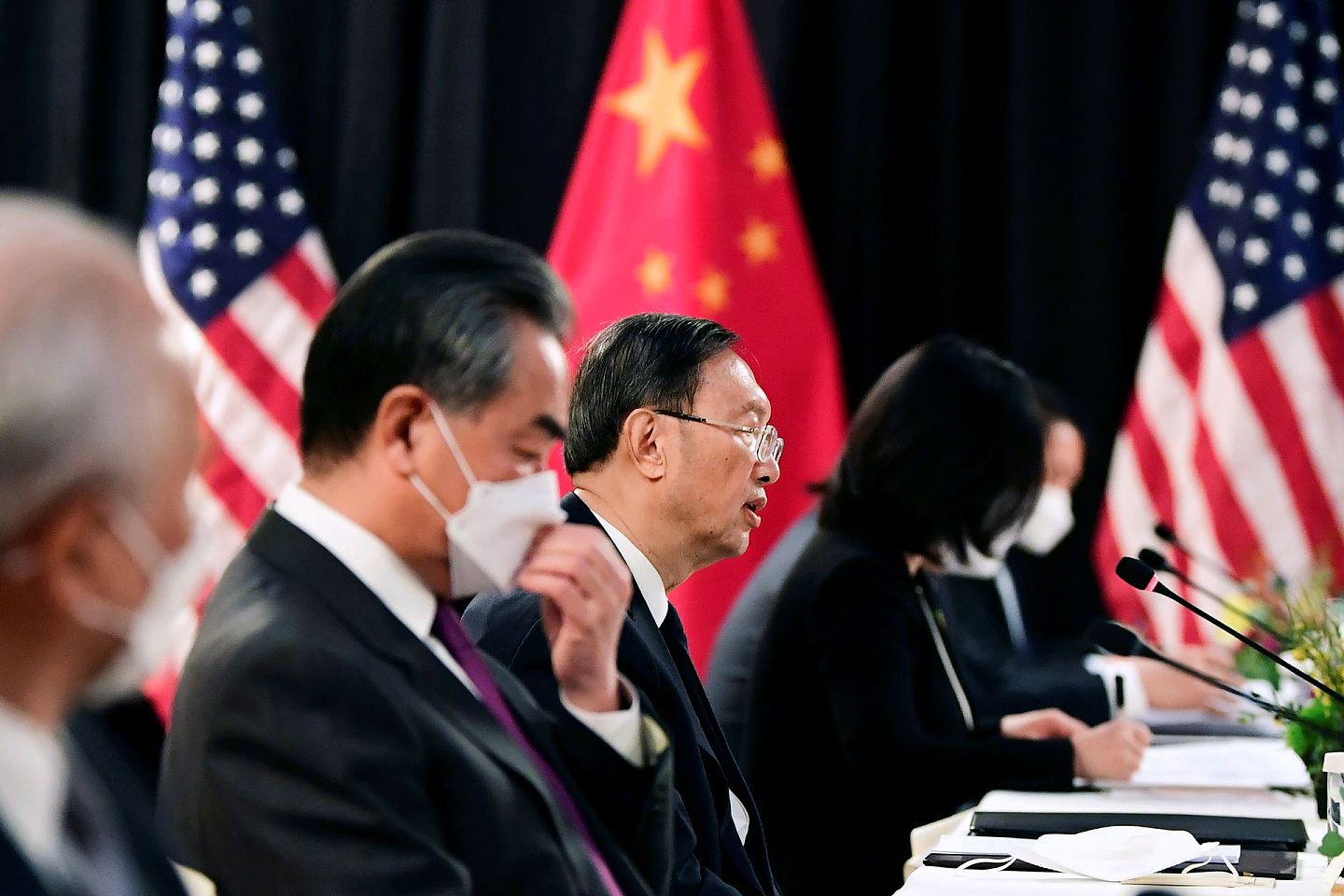 2021年3月18日，中共中央政治局委员、中央外事工作委员会办公室主任杨洁篪（左三）和中国外交部长王毅（左二）于阿拉斯加州安克雷奇出席中美会晤。（Reuters）
