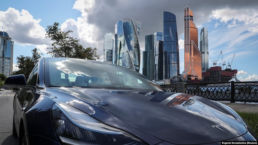 莫斯科出现的特斯拉 3 型电动轿车广告。（路透社照片 2020年7月23日)