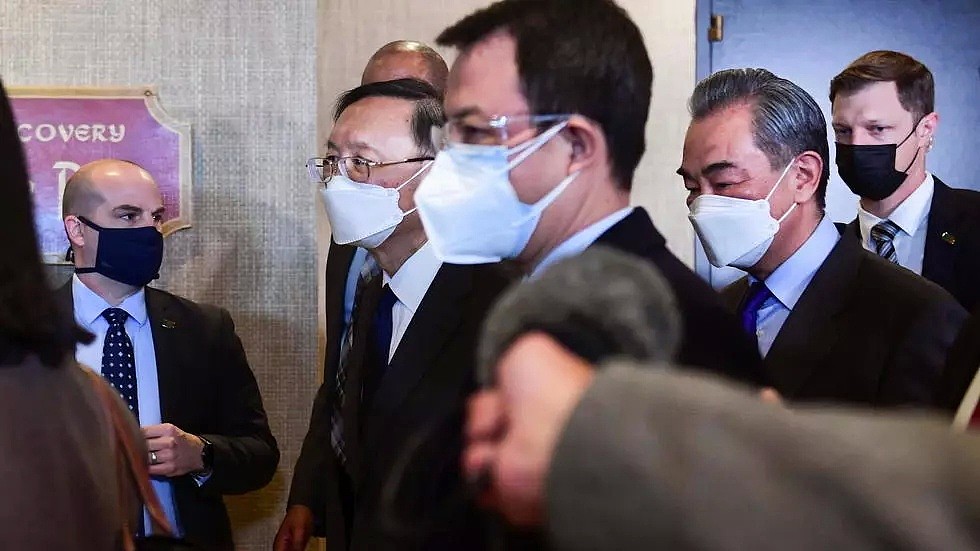 3月19日，中共外事委员会办公室主任杨洁篪，中国国务委员兼外交部长王毅率领的中国代表团在美中对话结束时离开阿拉斯加会场。