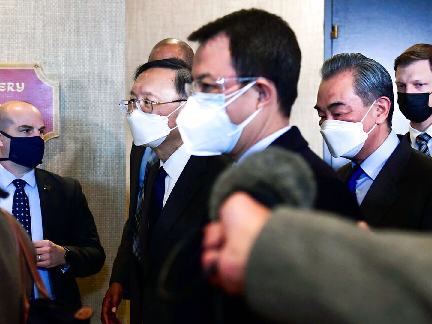 3月19日，中美会谈结束后，王毅和杨洁篪离开了会议室。（AP）