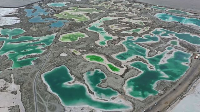 青海大柴旦盐湖，又名翡翠湖，是一处废弃的矿区，富含盐和其它矿物质的湖水绿茵茵