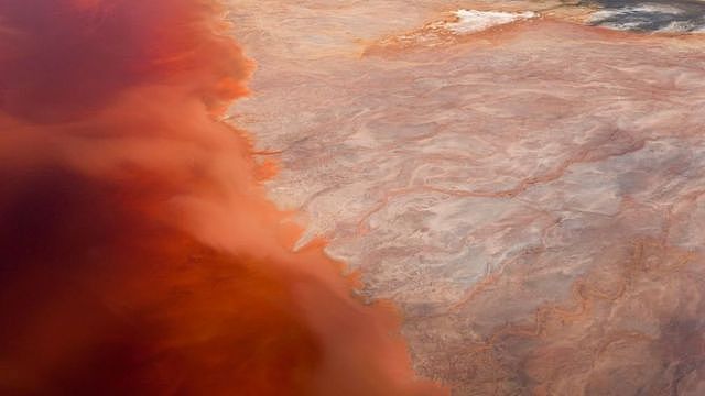 西班牙韦尔瓦的力拓铁矿老矿区，矿物质遇到空气颜色变得鲜红，在深水区沉积一段时间后变成深红色