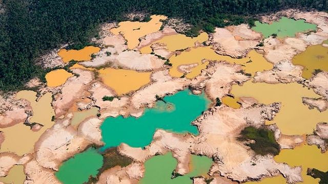 秘鲁亚马逊雨林地区，马德雷德迪奥斯河（Madre de Dios）盆地，非法挖掘金矿导致化学污染，大片森林被毁