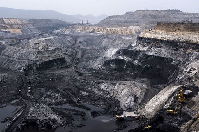 印度贾坎德邦一座露天煤矿，矿深几十米，矿区直抵地平线