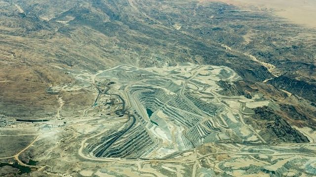 非洲纳米比亚戈壁沙漠中的罗兴铀矿（Rossing Uranium Mine），是当今世界上最大、采掘时间最长的露天开采铀矿之一