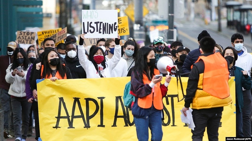 西雅图示威人士举着“我们不会沉默”横幅，抗议针对亚裔的仇视犯罪。（AFP照片）