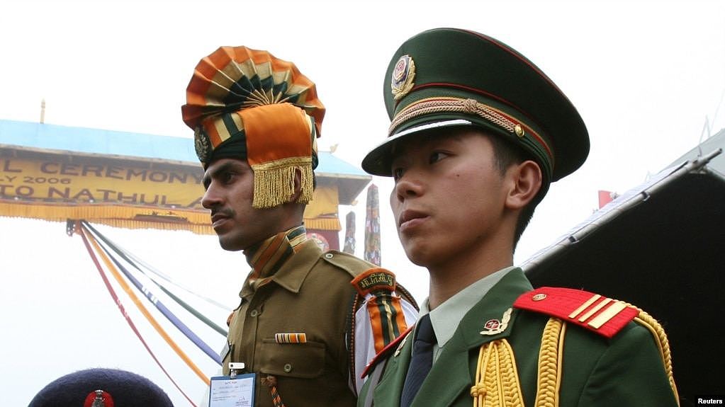中国和印度守卫边境的军人。（资料照 路透社）