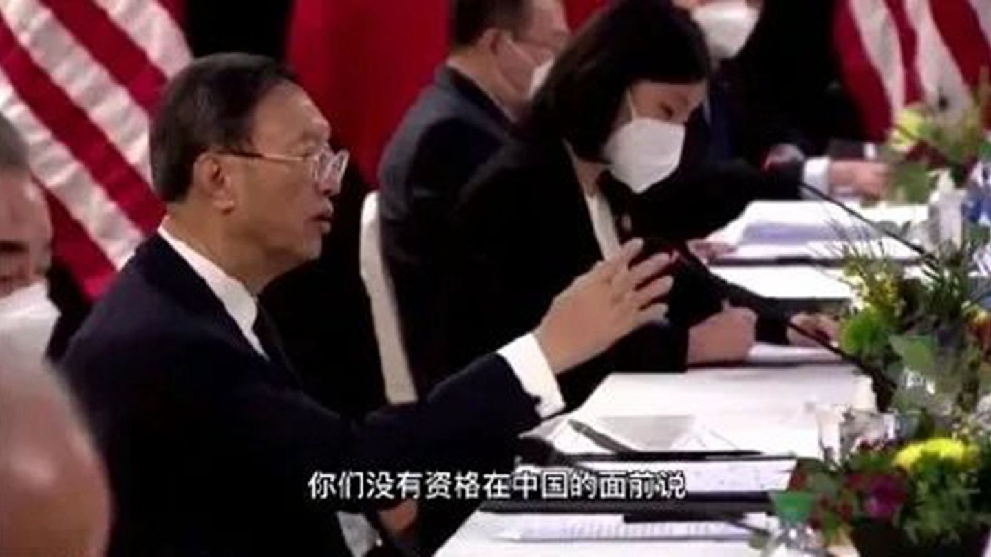 2021年3月18日，中共中央政治局委员、中央外事工作委员会办公室主任杨洁篪在会谈现场指责美方态度。（Twitter@SFAC258_）