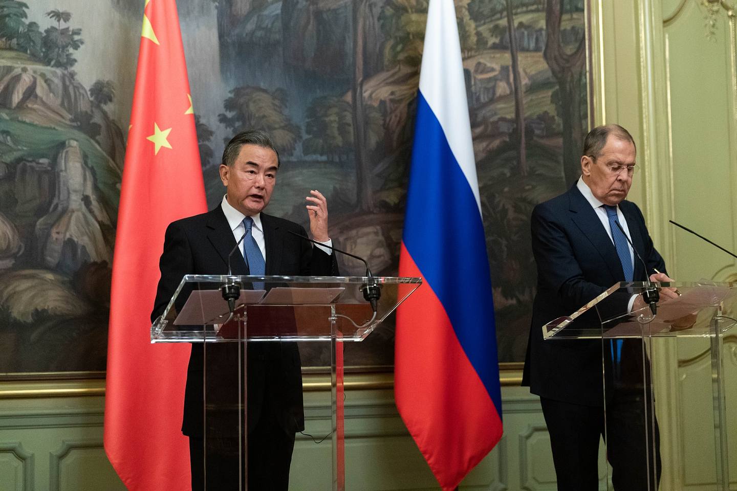 图为2020年9月，中国国务委员兼外交部长王毅前往访问莫斯科，与俄罗斯外长拉夫罗夫会面。 （新华社）