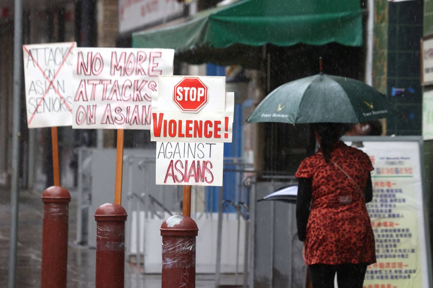 三藩市唐人街貼滿了呼籲停止對亞裔實行暴力的標語。（Getty）