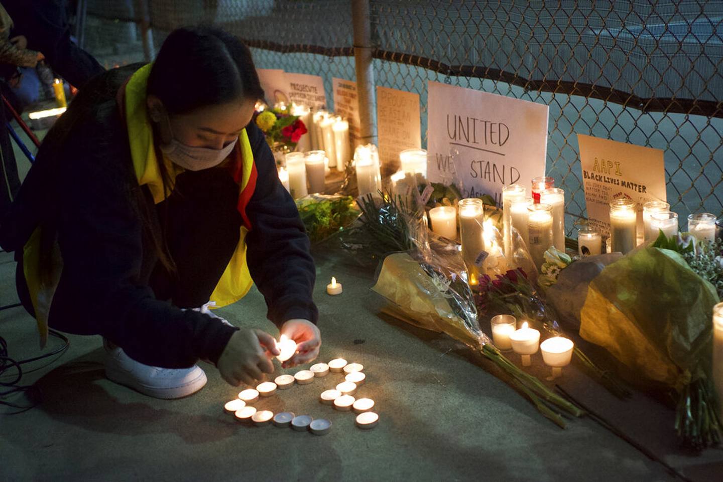 加州亚裔群体3月21日为亚特兰大枪击案的受害者守夜。 （美联社）
