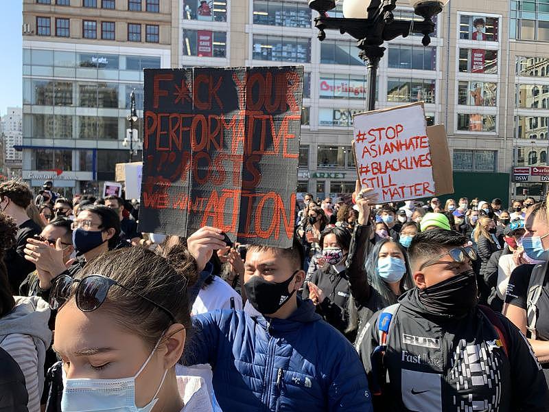 数千民众21日在曼哈顿联合广场集会，反对针对亚裔的仇恨犯罪。 （记者和钊宇／摄影）