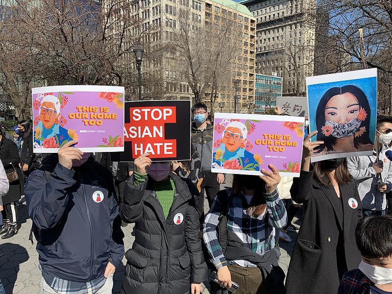 数千民众21日在曼哈顿联合广场集会，反对针对亚裔的仇恨犯罪。 （记者和钊宇／摄影）