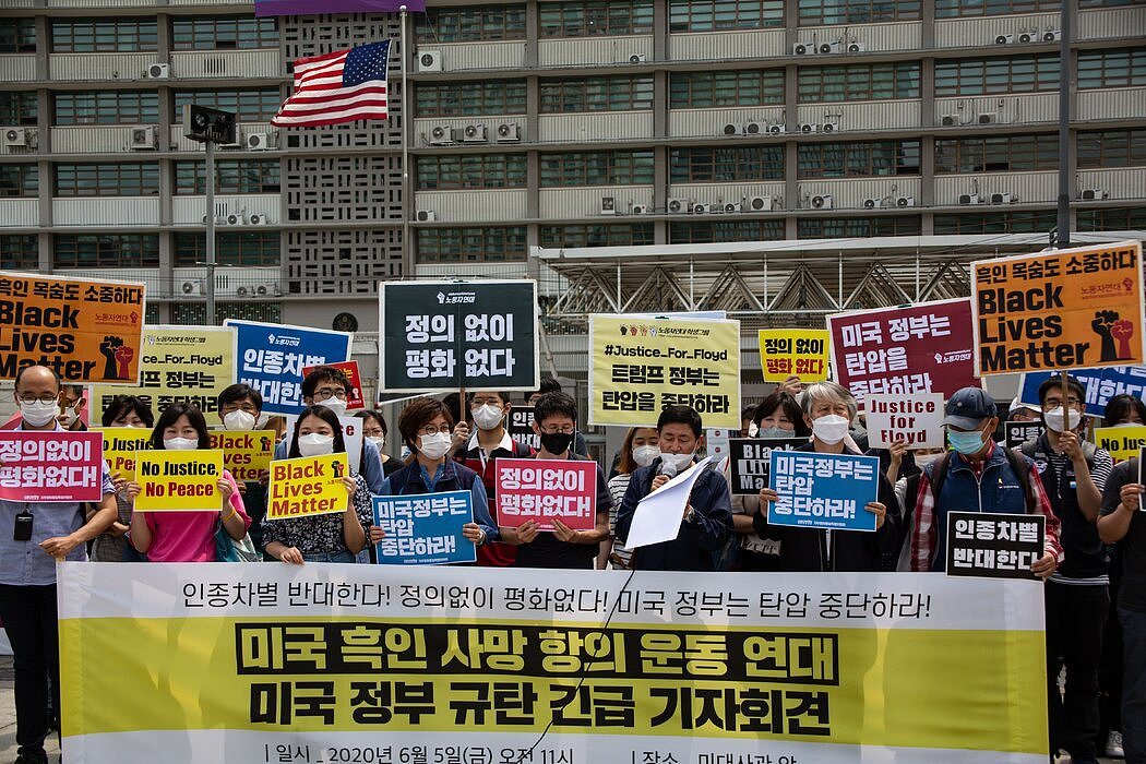 去年，美国驻首尔大使馆附近的“黑人的命也是命”抗议活动。
