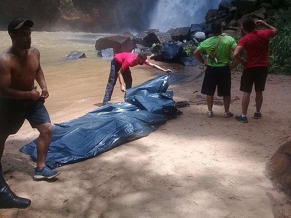 ▲▼42m瀑布自拍她脚滑「友急拉」两人坠亡。 （图／翻摄自Facebook／Londrina News Notícias）
