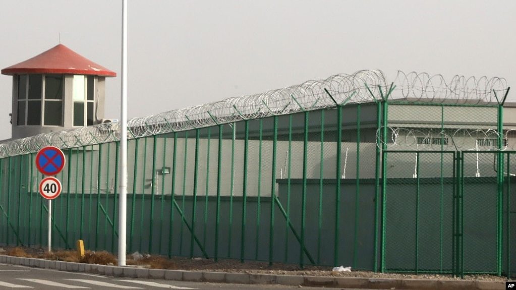 资料照片：新疆阿图什市昆山工业园区边的警卫楼和铁丝网。(2018年12月3日)