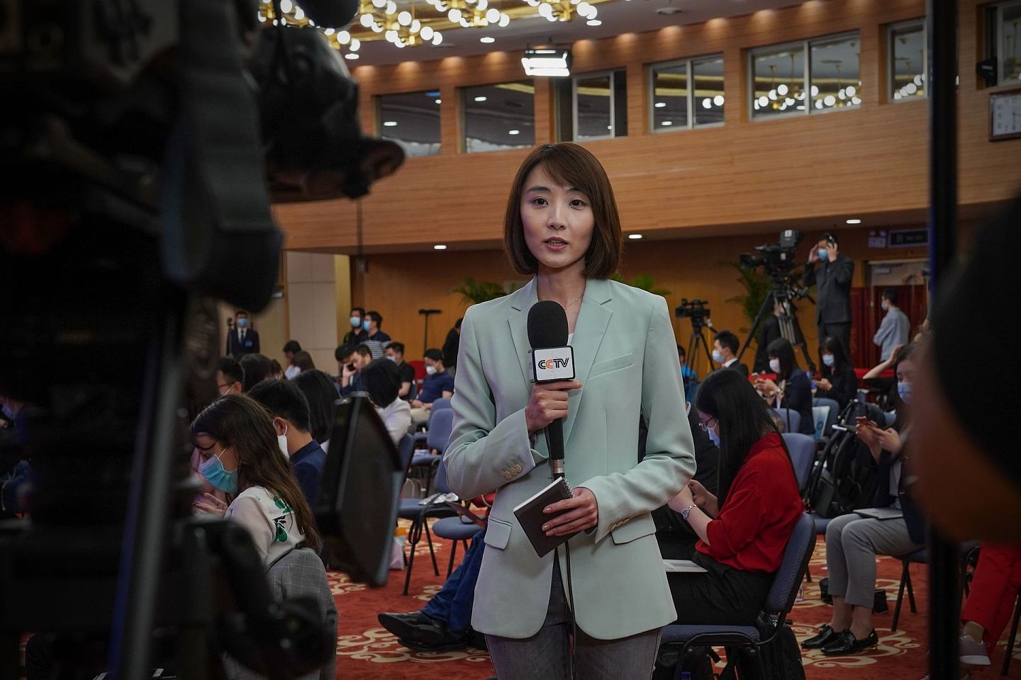 央视为中国国家电视台，图为CCTV记者2020年5月28日正在北京人民大会堂举行的全国人大会议上进行报道。（Getty）