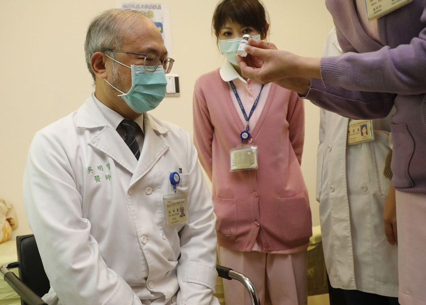 台大医院院长吴明贤（左）率先接种AZ新冠疫苗，他表示台大医院有七成员工有意愿接种疫苗。（吴逸骅／多维新闻）