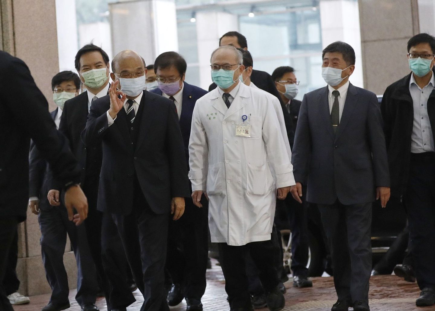 台行政院长苏贞昌3月22日进入台大医院接种新冠疫苗前被问及是否会紧张，他以手势OK回复。（吴逸骅／多维新闻）