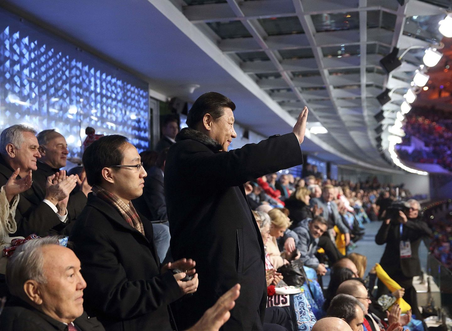 2014年2月7日，第二十二届冬季奥林匹克运动会在俄罗斯索契开幕。在西方领导人集体抵制俄罗斯的冬奥会时，习近平应俄罗斯总统普京邀请出席开幕式。（新华社）