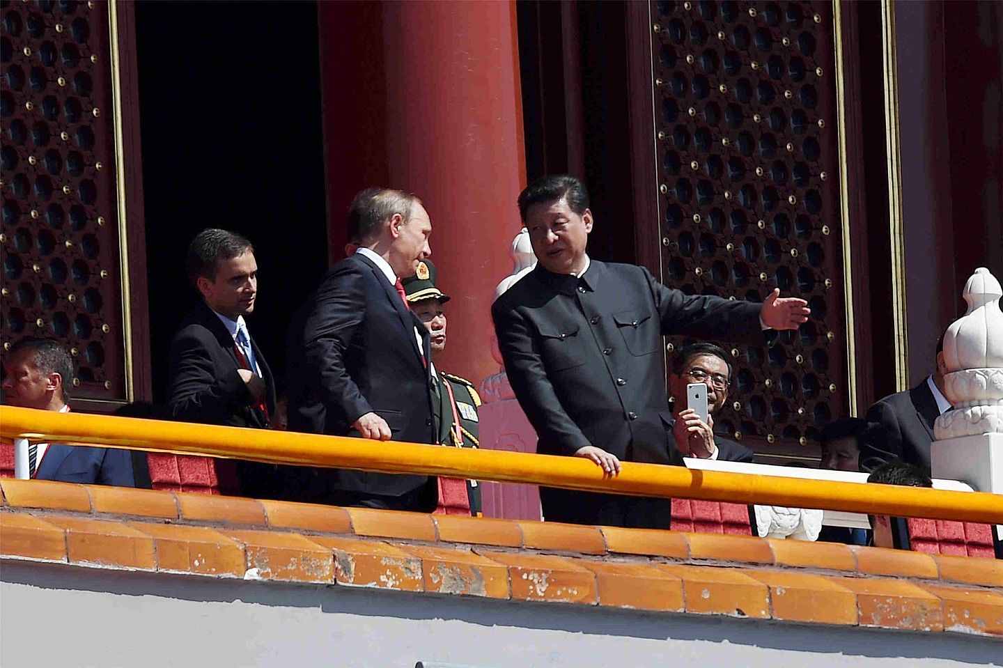 2015年9月3日，习近平和普京在天安门城楼观看纪念中国人民抗日战争暨世界反法西斯战争胜利70周年阅兵。 （Reuters）