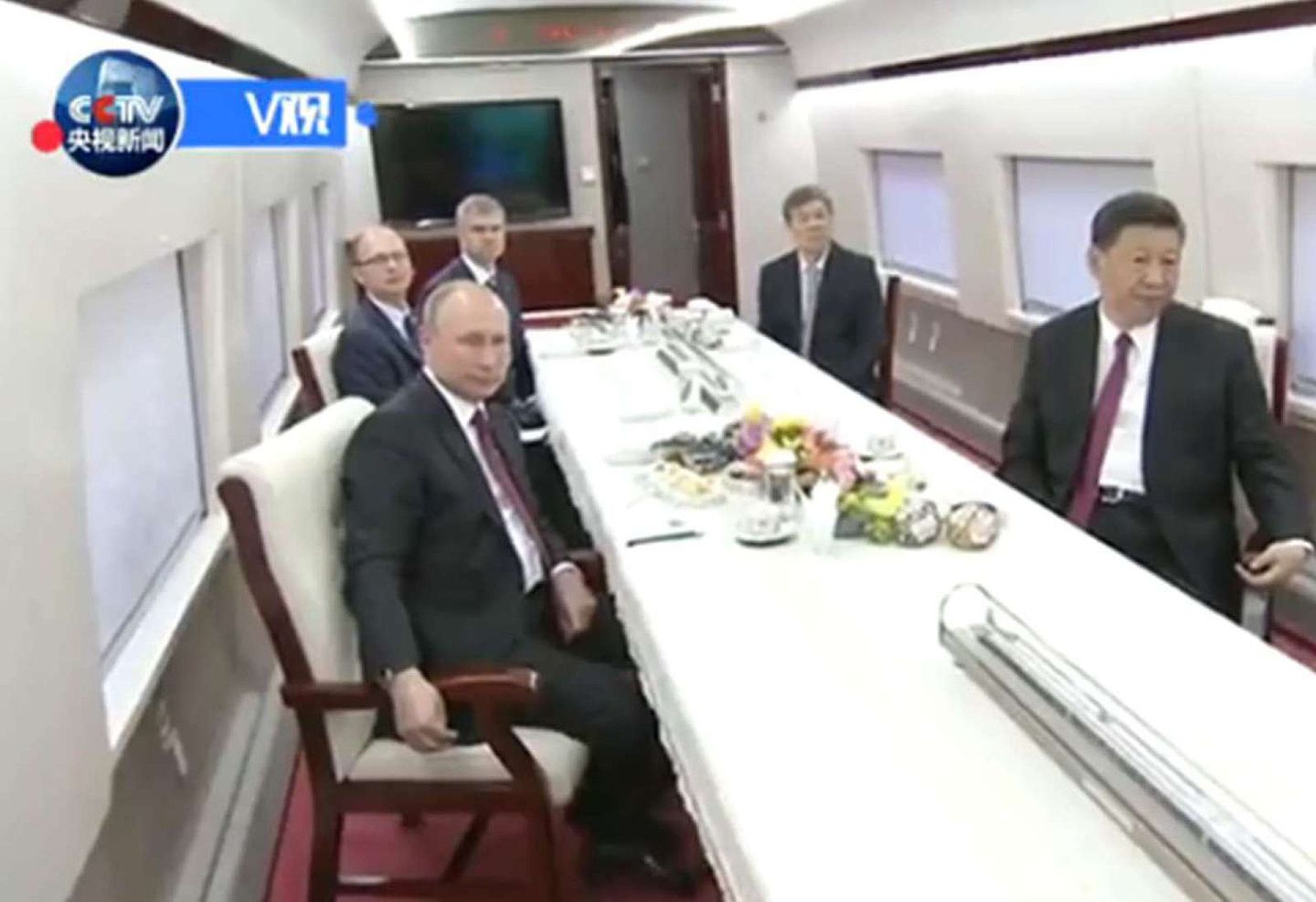 2018年6月8日，习近平同普京共同乘坐高铁前往天津，出席中俄友好交流活动。高铁内部曝光。（图源：中国央视视频截图）