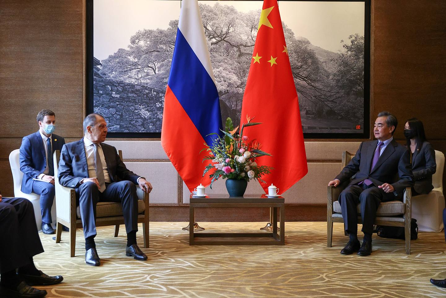 俄罗斯外长拉夫罗夫（左）与中国外长王毅3月22日在桂林会面。 （Reuters）