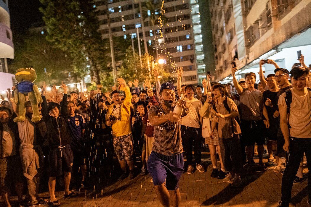 2019年11月，香港民主活动人士在社区选举中获胜。