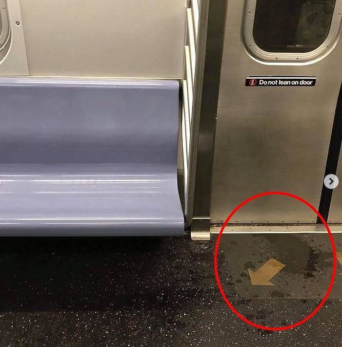 亚裔女子陈凯西20日搭乘地铁时，遭白人男当众撒尿，事后她拍下撒尿现场画面。 （图撷取自@asianfeed_IG）
