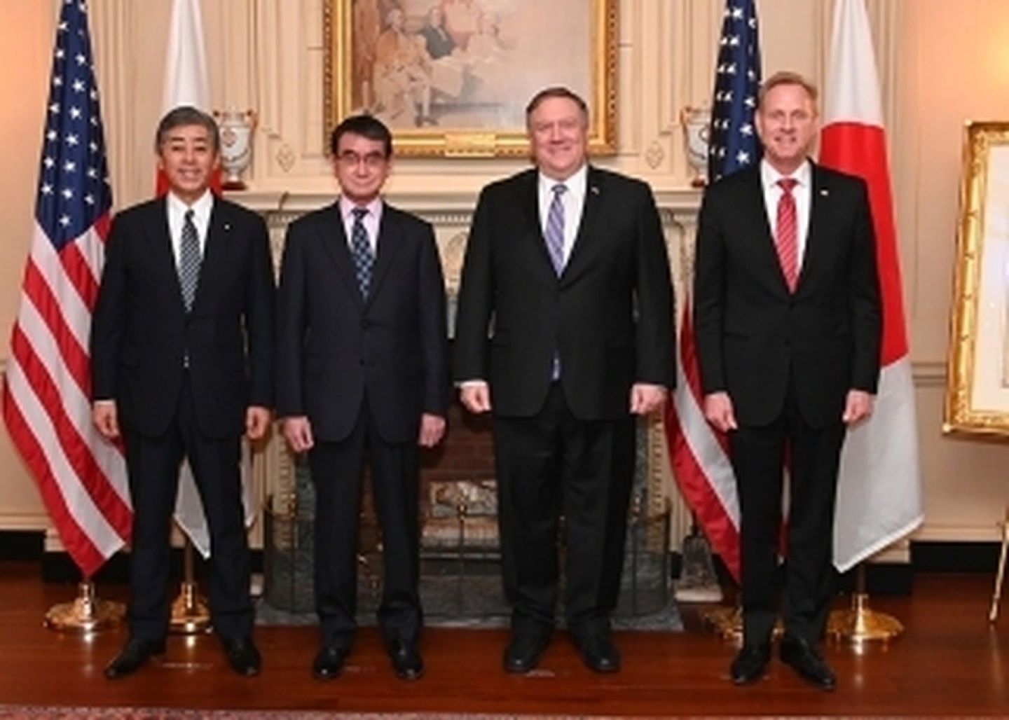 日美上一次“2+2”会议是2019年4月19日在美国华盛顿举行。美国时任国务卿蓬佩奥（Mike Pompeo，右二）、署理国防部长沙纳汉（Patrick Shanahan，右一）、日本时任外务大臣河野太郎（左二）和防卫大臣岩屋毅（左一）出席会议。（日本外务省）