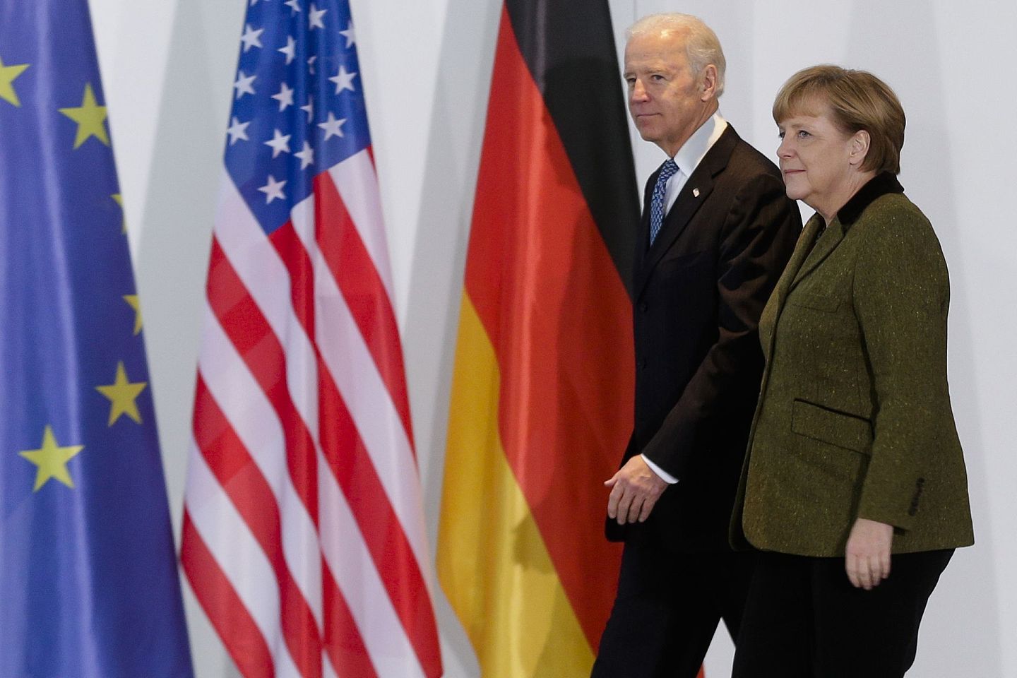 图为2013年2月1日，德国总理默克尔和美国副总统拜登于柏林总理府会面。（美联社）