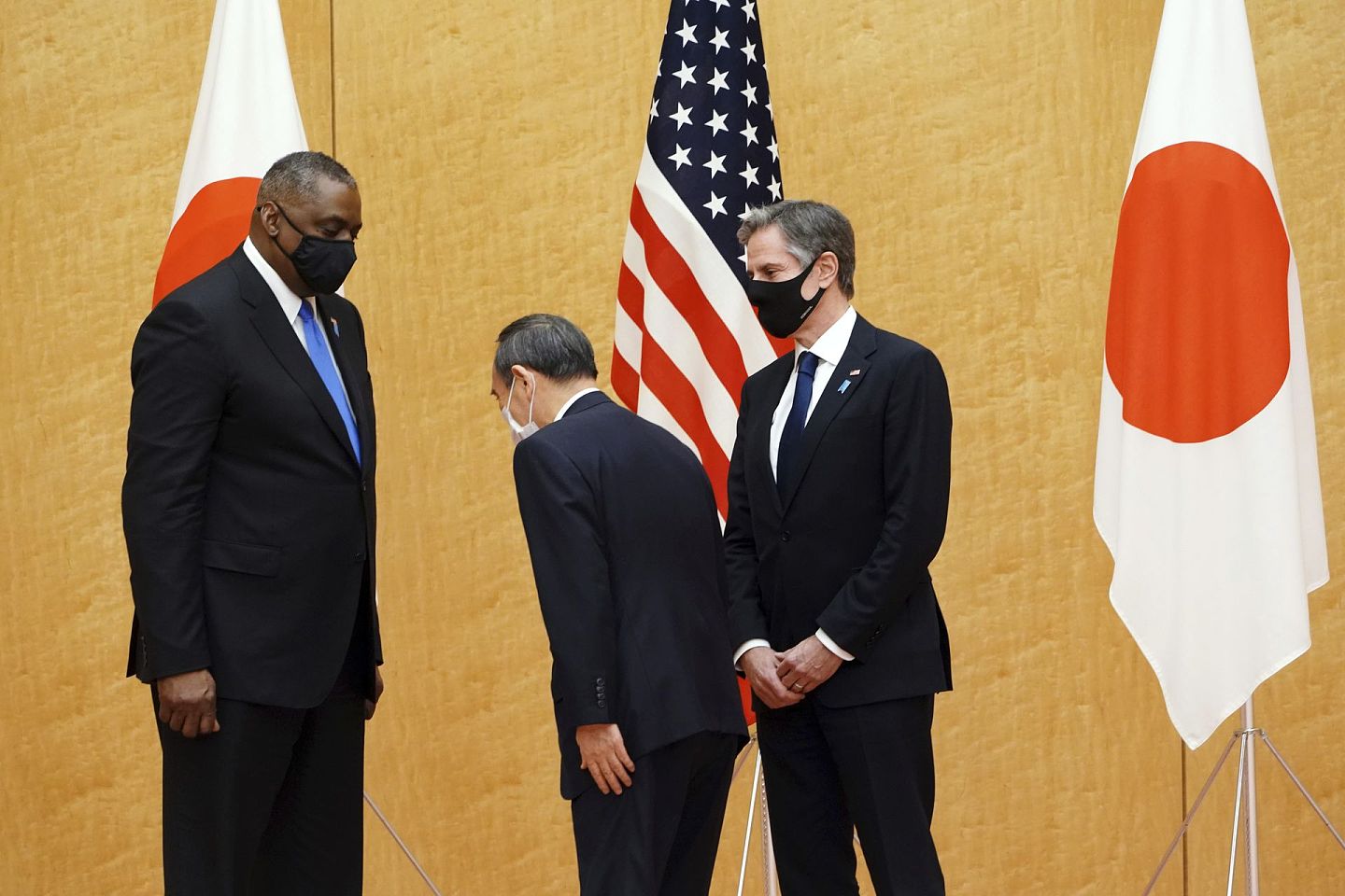 图为2021年3月16日，日本首相菅义伟于官邸会晤美国国务卿布林肯和国防部长奥斯汀。（美联社）