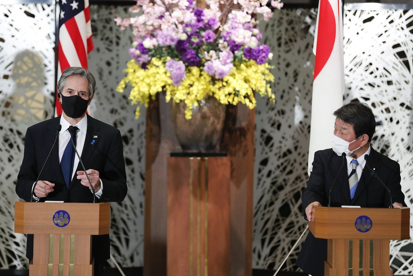 日本是布林肯出任美国国务卿以来首访的国家，凸显了拜登政府对盟友的重视。图为布林肯(左)和日本外相茂木敏光2021年3月16日在东京Iikura宾馆举行2+2会议后出席联合新闻发布会。（AP）