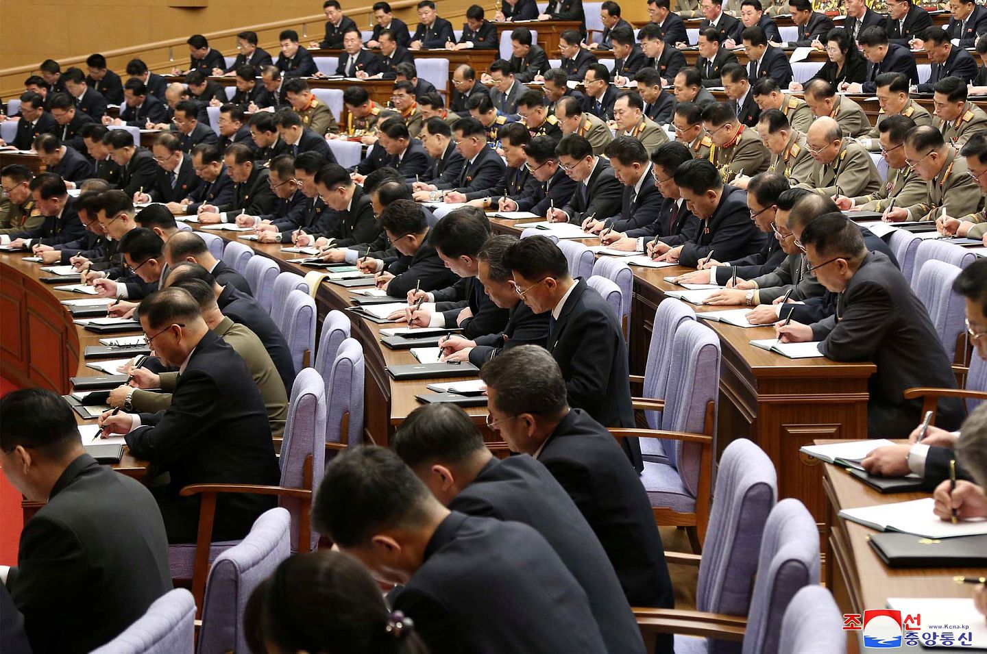 与会人士深刻反省国家经济发展五年规划执行第一年就没有正确贯彻劳动党八大精神，未能满足党和人民期待。（Reuters）