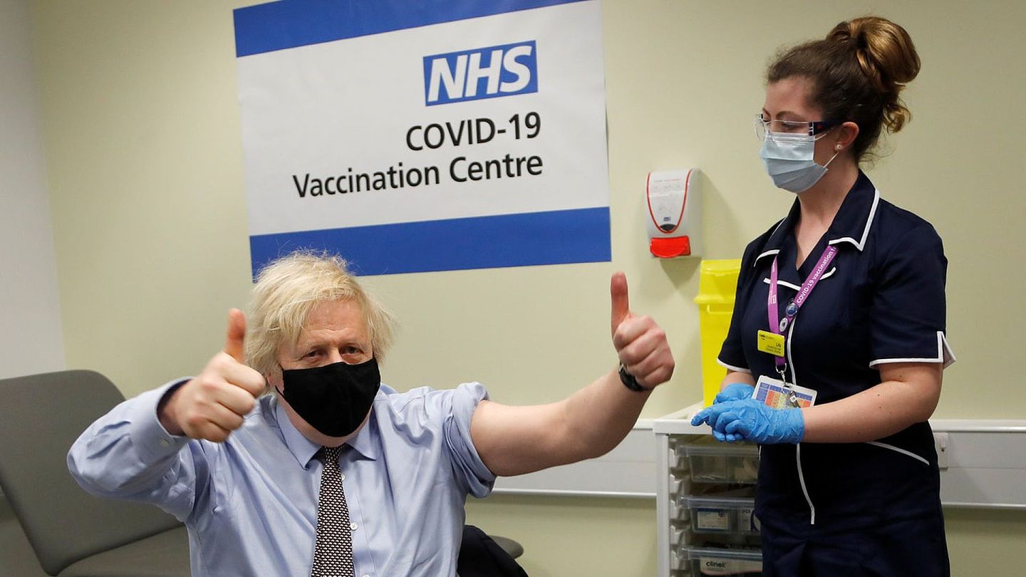 2021年3月19日，英国首相约翰逊（Johnson）在伦敦接种AZ疫苗。英国在新冠病毒疫苗上极为激进，辉瑞疫苗、AZ疫苗等多款疫苗都是首先在英国获批紧急使用。 （Reuters）