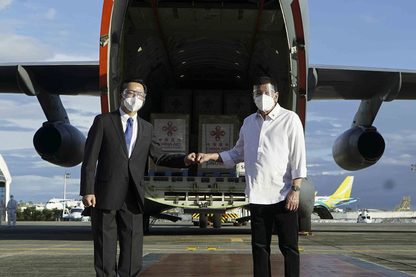 2021年2月28日，中国援助菲律宾的新冠病毒疫苗运抵马尼拉比利亚莫尔空军基地，菲律宾总统杜特尔特（Roa Duterte，右）亲自到机场迎接，这是菲律宾获得的第一批新冠病毒疫苗。（AP）