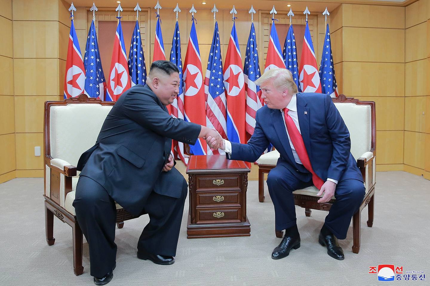 美国时任总统特朗普曾三度与朝鲜领袖金正恩会面，令两国关系一度改善，但始终无法说服朝鲜完全弃核。 （Reuters）